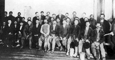 Minatori Italiani in West Virginia agli inizi del Novecento - questa foto fu scattata il 5 dicembre 1907 a Monongah, West Virginia - molti di questi uomini, Calabresi e Florensi, il giorno dopo persero la vita in fondo alla miniera