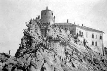 Caccuri, Calabria, Italia: il "castello" in costruzione, 1885  Fotografia: Vincenzo FAZIO  copyright: Archivio Mario IAQUINTA