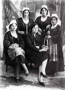 Ragazze di Caccuri in Costume Florense: carnevale 1928  Fotografia: Vincenzo FAZIO  copyright: Archivio Mario IAQUINTA