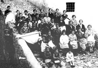 Ricamatrici: Caccuri, Calabria, Italia , 1925  Fotografia: Vincenzo FAZIO © copyright: Archivio Mario IAQUINTA