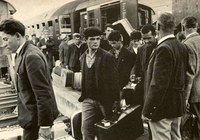 Alla stazione di Wolfsburg, in Germania, un treno scarica uomini venuti dal Sud in cerca di un lavoro