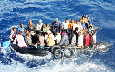 Rifugiati su un gommone in alto mare; foto tratta da "Morti in mare e respingimenti. Nulla  cambiato" su Focus Casa dei Diritti Sociali, 7 settembre 2011