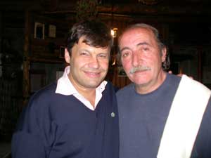 Il Prof. Pietro IAQUINTA ( a sinistra nella foto ) a San Giovanni in Fiore con il ristoratore Peppino detto DANTE - Fotografia di Pasquale LOPETRONE - Copyright  2005