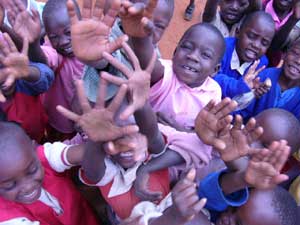 Bambini in un centro missionario - KENYA - fotografia: Don Battista CIMINO -  copyright - Centro Missionario Diocesano Cosenza-Bisignano - http://www.emigrati.org/Politiche_Globali/Kenya/Kenya.asp