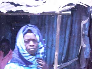 Kenya: donna in una baraccopoli di Nairobi - fotografia: Don Battista CIMINO -  copyright - Centro Missionario Diocesano Cosenza-Bisignano - link  www.emigrati.org