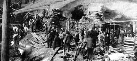 Monongah, 6 dicembre 1907: l'ingresso del pozzo n°8 dopo l'esplosione
