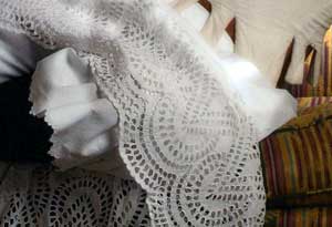 Arti Decorative Italiane ® - Geneviève Porpora - Sotto il vestito...pizzi - Esposizione di antica biancheria delle nobili famiglie del Piceno