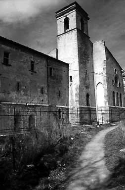 Architettura Mediterranea: San Giovanni in Fiore: Abbazia Florens: veduta est   Fotografia: Francesco Saverio Alessio, copyright 1987