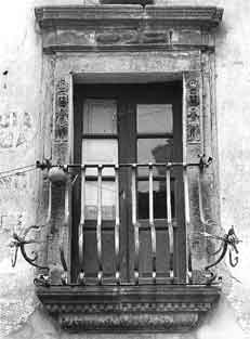 ARTE FLORENSE: Balconcino di casa Nicoletti   Fotografia: Mario IAQUINTA,  copyright  1986