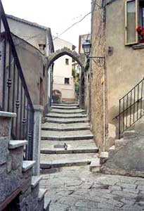 San Giovanni in Fiore: Arco Normanno XII secolo - Fotografia di Giuseppe DE MARCO - copyright 2003