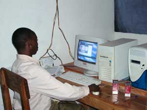 Orfanotrofio Missionario Diocesano in Kenya - Un bambino studia con l'ausilio del computer - http://www.emigrati.org/Digital_Divide.asp#Digital_Divide_web