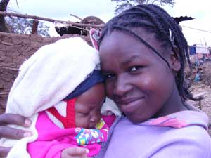 Una mamma con la sua bambina in un villaggio rurale del Kenya- copyright © - Centro Missionario Diocesano Cosenza - Bisignano