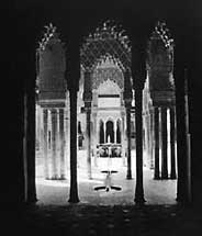 Cortile dei Leoni - Palazzo dell'Alhambra - Granada - Andalusia - Spagna - http://www.thais.it/architettura/islamica/schede/scm_00099.htm