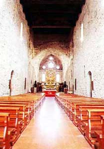 Architettura Mediterranea: Abbazia Florens: interno della Chiesa  Fotografia: Giuseppe DE MARCO, copyright 2003 