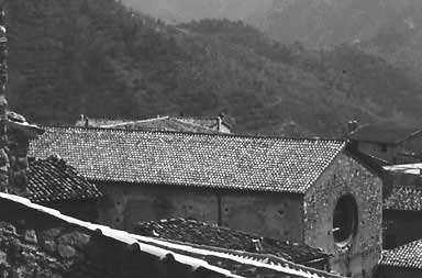 L'Abbazia Florens vista da un terrazzino del centro storico di san Giovanni in Fiore - fotografia: Francesco Saverio Alessio - copyright 1987